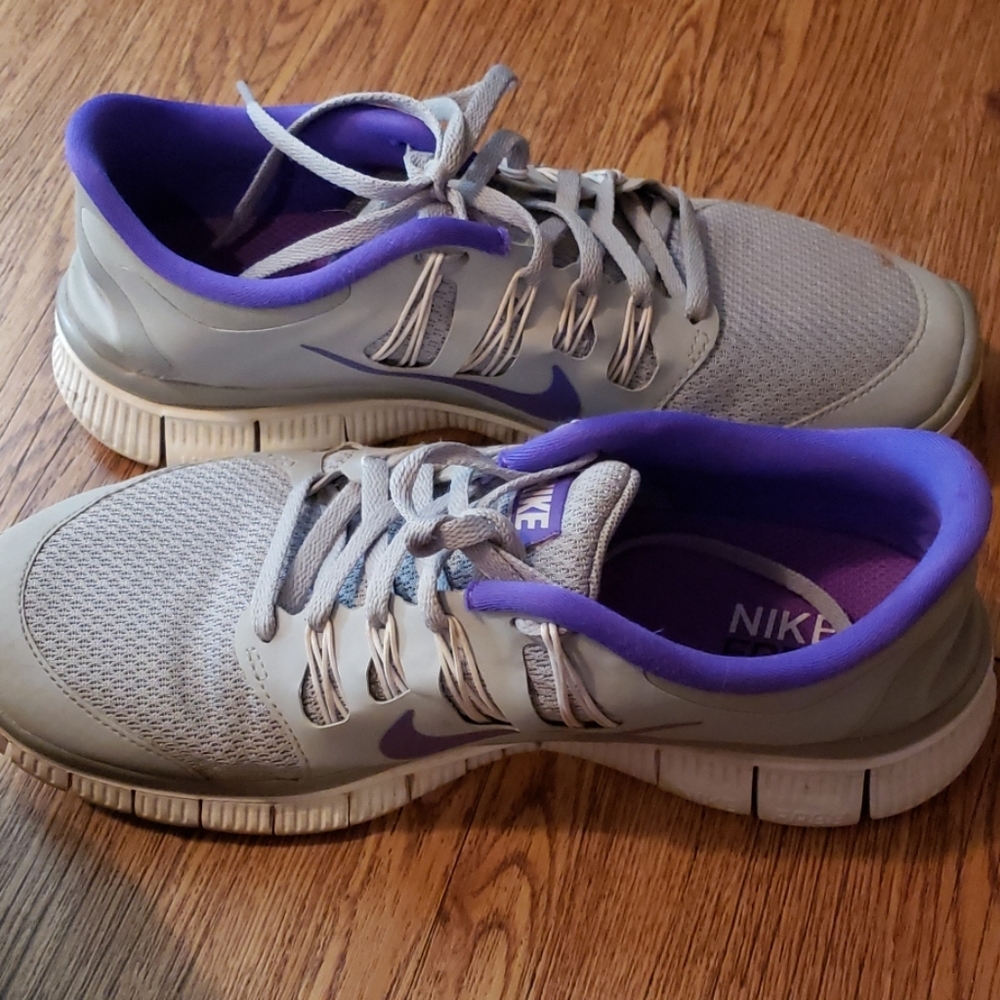 SIZE 8 NIKE FREE 5.0